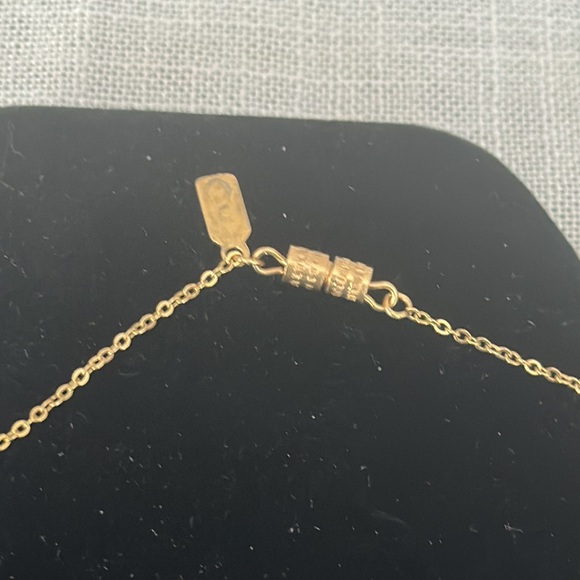 Gold tone plated chain necklace 1923,18” lovely charm in center vintage look - Picture 4 of 5